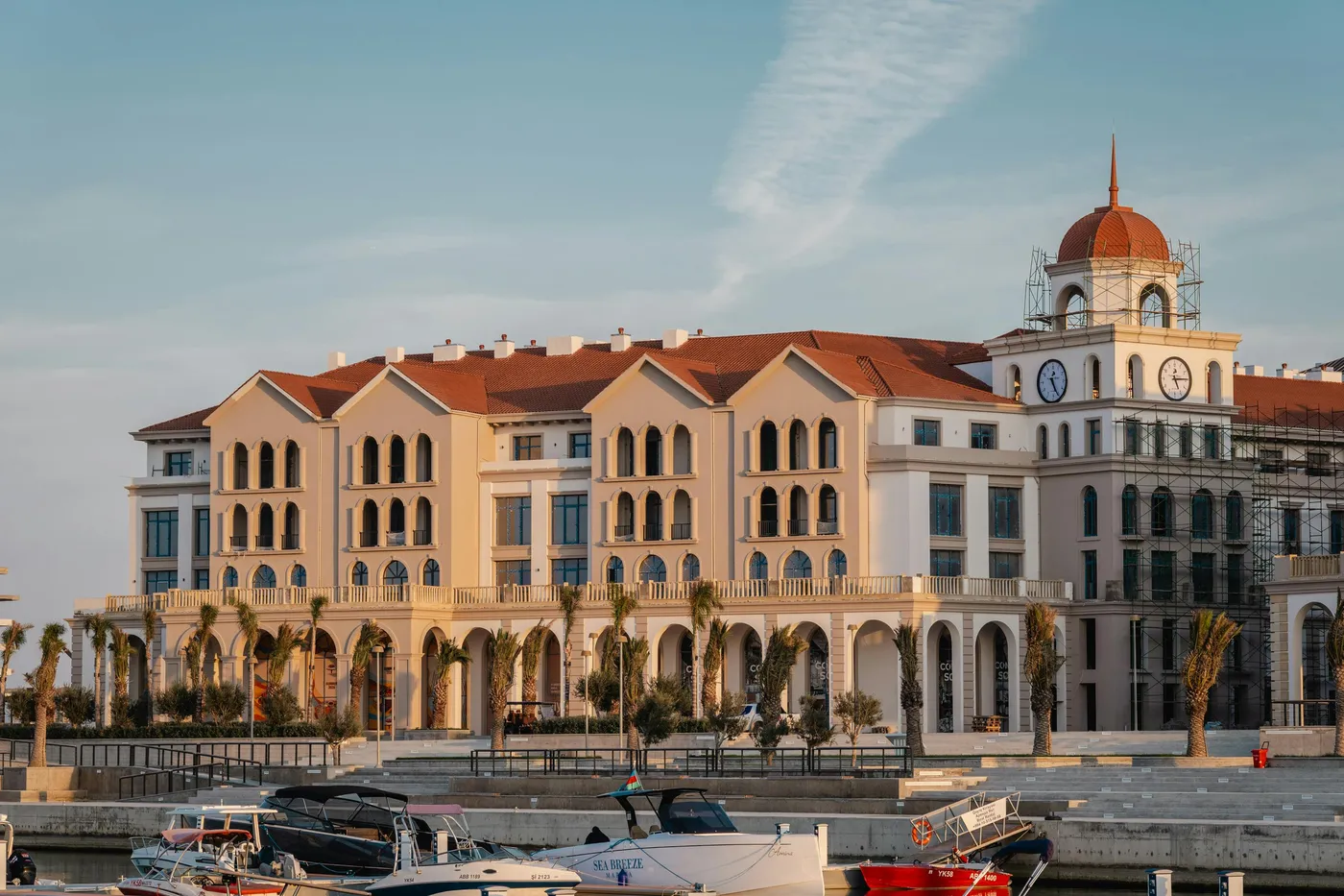 Яхты у причала Marina Village